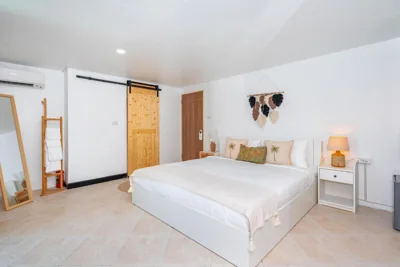 Habitación King con balcón — Kata Station Boutique Hotel, Kata Beach